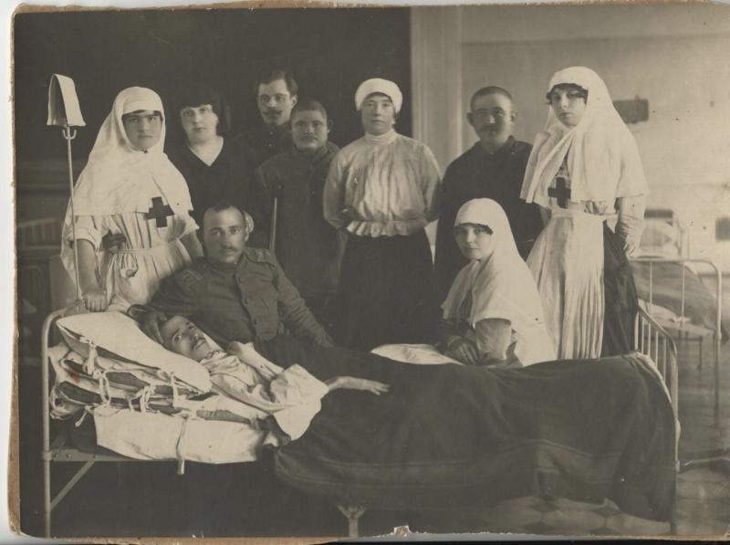 Раненые с медсестрами, 1915 год. Выставка «Медсестры. Ради здоровья других» с этой фотографией.