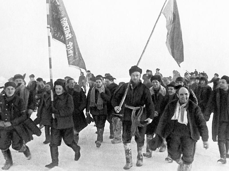 Участники экспедиции по эвакуации станции «Северный полюс-1» направляются на встречу с папанинцами. Гренландское мор, 1938 год
