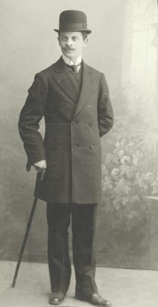 Мужской портрет, 1910 - 1911. Выставка «Трость» с этой фотографией.