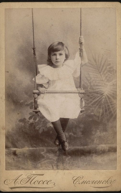 Девочка на качелях, 1890-е, г. Смоленск. Выставка «На качелях» с этой фотографией.