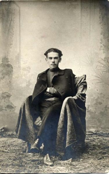 Портрет молодого человека в кресле, 1909 год