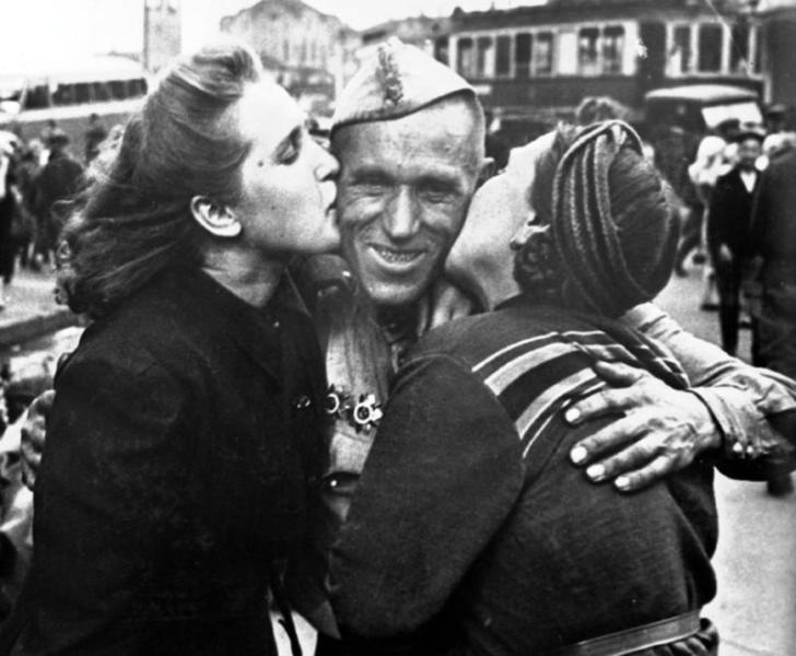 Солдат-победитель в объятиях жены и дочери, 1945 год, г. Москва. Выставки «Человек на войне»,&nbsp;«Самые нежные, страстные и искренние поцелуи»&nbsp;и «Победители» с этой фотографией.&nbsp;