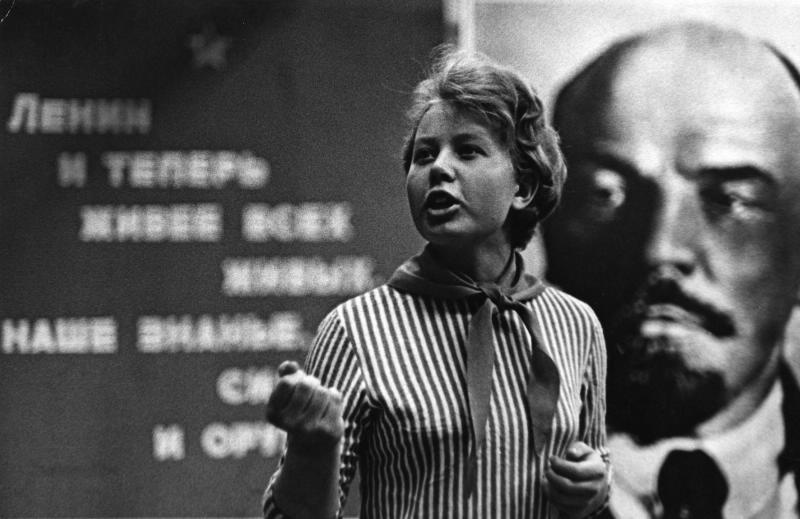Пионервожатая, 1965 год, г. Норильск. Выставка «Молодежь 1960-х»&nbsp;и видео «Всеволод Тарасевич» с этой фотографией.
