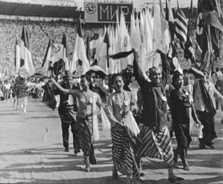 Фестиваль молодежи и студентов в Москве. Делегация Бирмы, 28 июля 1957, г. Москва, Лужнецкая наб., д. 24