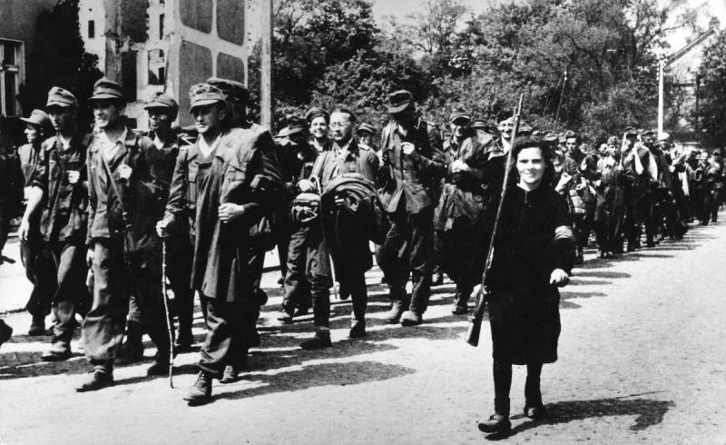 Колонна пленных в Чехословакии, 1945 год, Чехословакия. Выставка «Великая Отечественная война. Освобождение Европы», видео «Эммануил Евзерихин» с этой фотографией.
