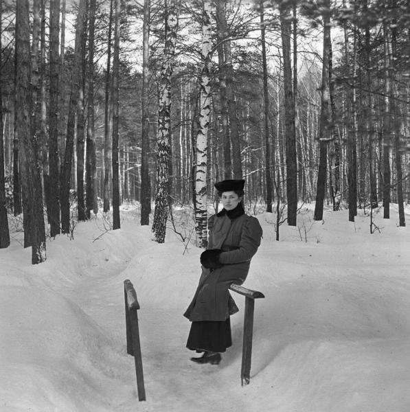 Прогулка в Петровско-Разумовское. «Клара сидит на перилах мостика», 1900-е