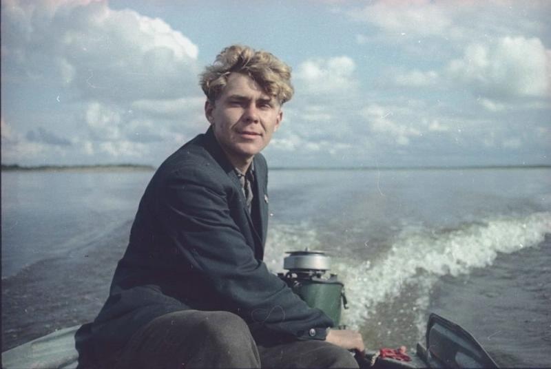Мужчина в моторной лодке, 1965 год, Архангельская обл.
