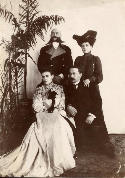 Семейный портрет, 1890-е. Выставка «Приди… Чаруй… Люби…» с этой фотографией.