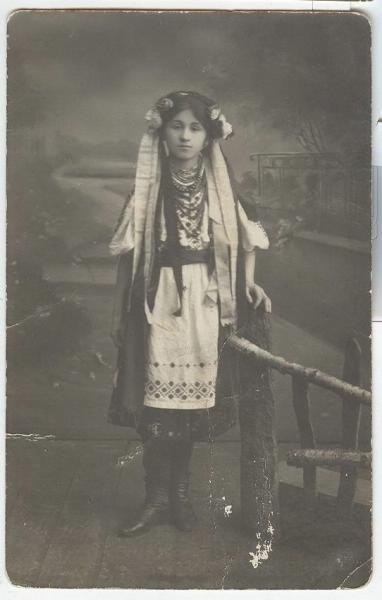 Портрет молодой девушки в народном украинском костюме, 1914 год