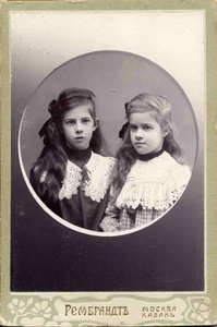 Портрет сестер Оли и Риты Беренс, дочерей Марии Мефодьевны Беренс, урожденной Коровиной, 1904 год, Казанская губ., г. Казань