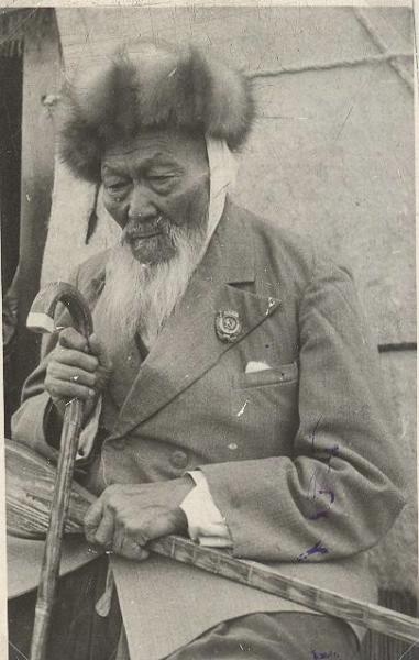 Казахский поэт-акын Джамбул Джабаев, 1930-е, Казахская ССР. Видеолекция «Макс Альперт. "Восстановление фактов"» с этой фотографией.