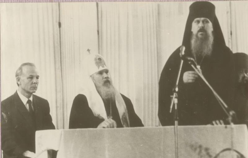 Патриарх Алексий II в президиуме, 22 - 26 октября 1992, г. Астрахань. Из серии «Визит патриарха Алексия II (Московского и Всея Руси) в г. Астрахань с 22 по 26 октября 1992 г.».