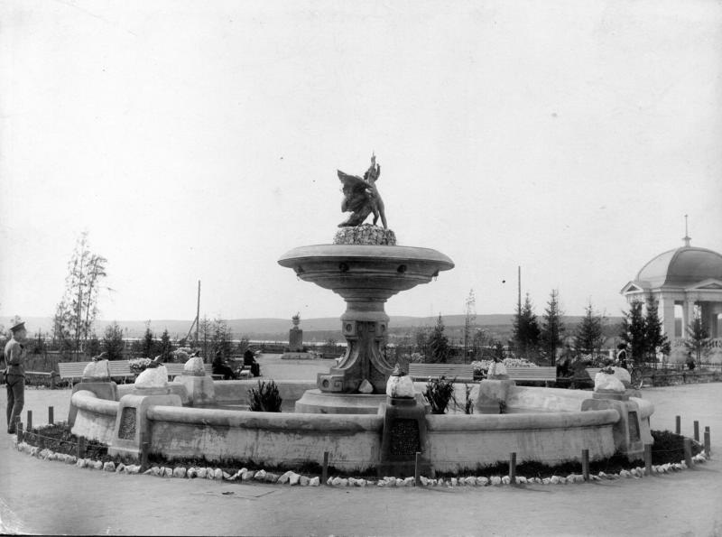 У фонтана, 1900-е, г. Иркутск. Выставка «Иркутск» с этой фотографией.