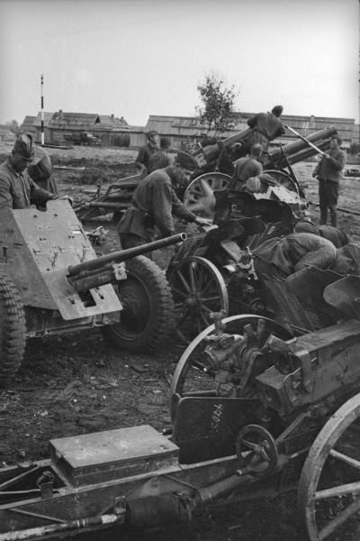Солдаты около трофейных немецких орудий, 1941 - 1945