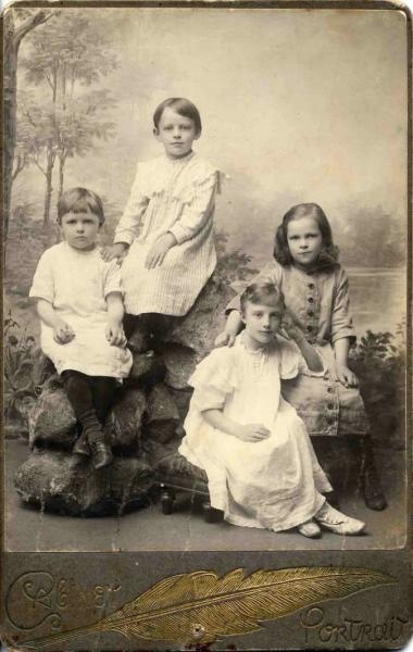 Портрет четырех сестер, 1900-е, Вятская губ., Сарапульский у., г. Сарапул