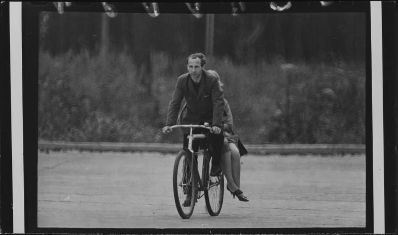 Велосипедная прогулка, 1969 - 1974. Выставка «Пошли гулять!» с этой фотографией.