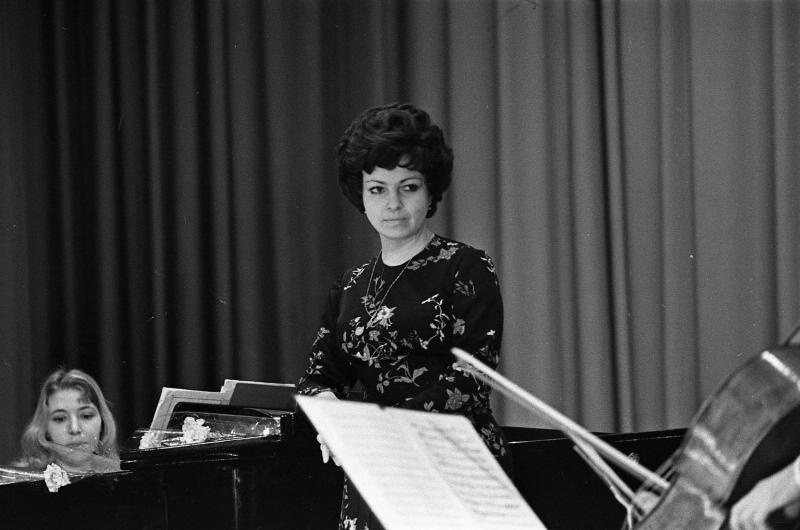 Певица Галина Калинина во время выступления, 1977 год, г. Москва
