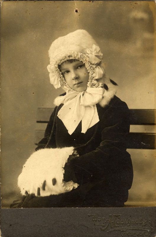 Портрет девочки, 1900-е, г. Симбирск. С 1924 года – Ульяновск.Выставки&nbsp;«Нам не страшны мороз и вьюга», «Сезон шапок» с этой фотографией.