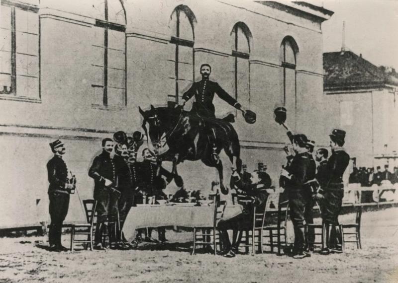 Классический прыжок через сервированный стол, 1914 год. Авторство снимка приписывается Сомюру.