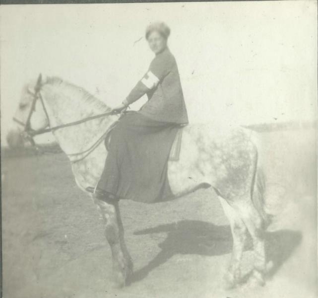 Всадница, 1914 - 1915. Из серии «Хроники жизни полевого госпиталя».