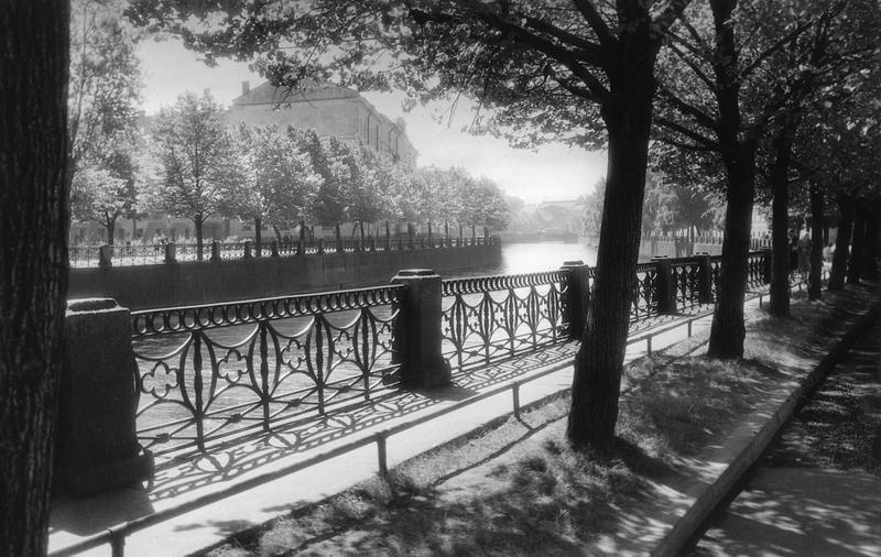 Набережная реки Мойки, 1946 - 1949, г. Ленинград. Выставка «Пустые улицы двух столиц» с этой фотографией.&nbsp;