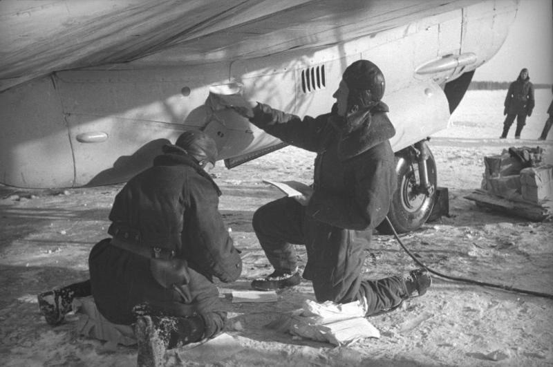 Летчики, загружающие в самолет-бомбардировщик Пе-2 листовки, 1941 - 1945, СССР