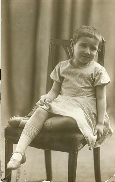 Девочка на стуле, 1934 год