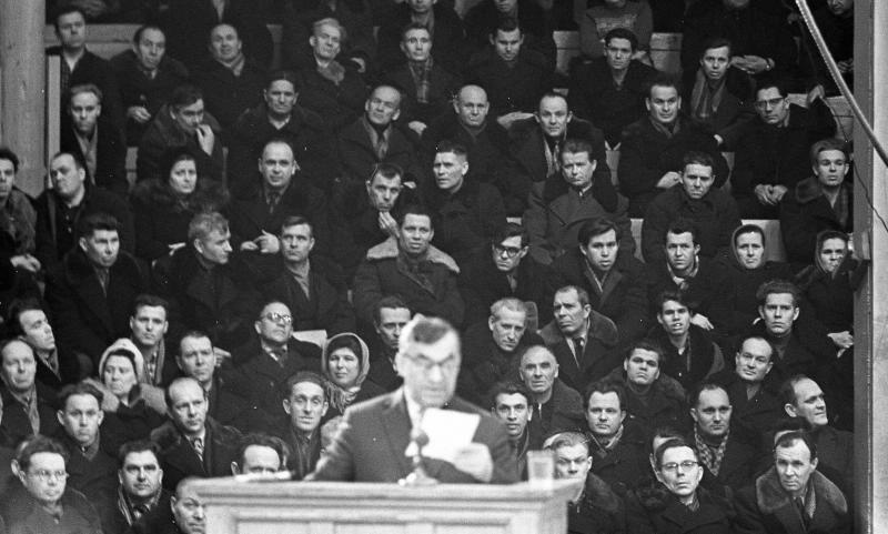 Директор Магнитогорского металлургического комбината Ф. Д. Воронов на собрании коллектива, 1964 год, г. Магнитогорск
