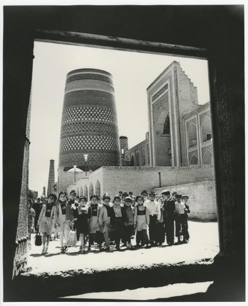 Минарет Кальта-Минор, 1980-е, Узбекская ССР, г. Хива. В 1855 году после убийства правителя Хивы Мухаммад Амин-хана строительство минарета прекратилось. Башня не была достроена. Название переводится как «короткий минарет». Расположен в западной части Ичан-Кала — историческом внутреннем городе Хивы.