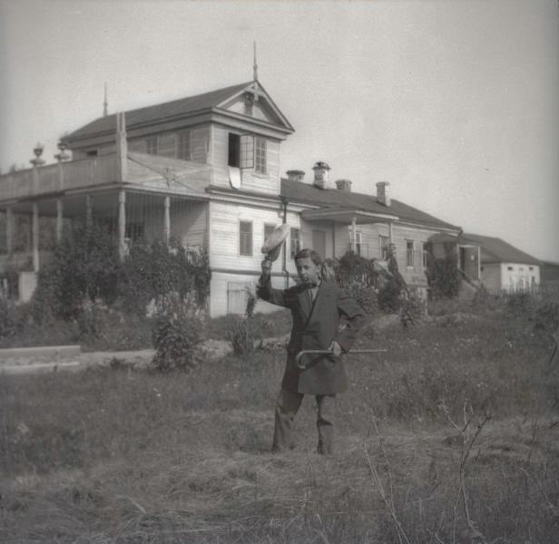 Юноша на поляне возле усадьбы, 1911 год