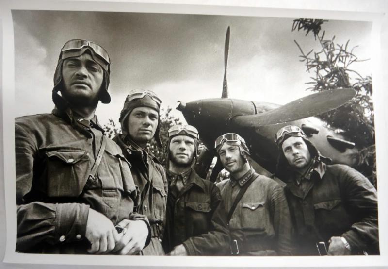 Летчики-герои у самолета, июнь - август 1941. Видео «Павел Трошкин» с этой фотографией.
