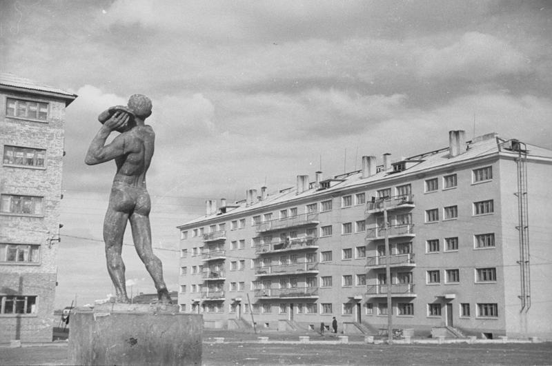 Соцгород, 1937 год, г. Магнитогорск. Выставка «Скульптурное ню» с этой фотографией.
