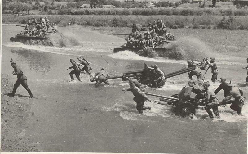 Танки и артиллерия переправляются через реку, 1944 год. 1-й Украинский фронт.