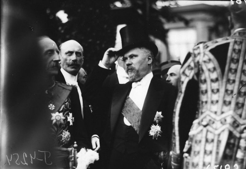 Раймон Пуанкаре и сопровождающие его лица в Петергофе, июль 1914, г. Петергоф. Выставка «Про усы» с этой фотографией.