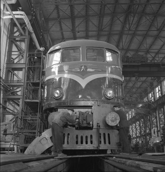В локомотивном депо. Тепловоз ТЭ-2, 1950-е. 