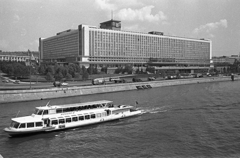 Вид на Москву-реку, гостиницу и кинокоцертный зал «Россия», 1970-е, г. Москва. Выставка «Московские высотки. Мечта наяву» с этой фотографией.&nbsp;