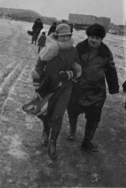 Иван Папанин, 22 марта 1937, г. Москва. Проводы полярников на Северный полюс. Высадка экспедиции на лед была выполнена 21 мая 1937 года. Официальное открытие дрейфующей станции «Северный полюс-1» состоялось 6 июня 1937 года.