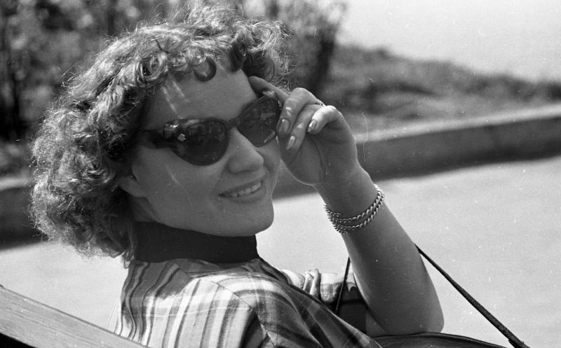 Портрет девушки в солнцезащитных очках, 1958 год, г. Свердловск. Выставка «В солнцезащитных очках» с этой фотографией.