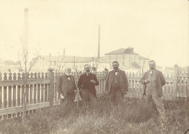 Групповой портрет на фоне фабрики, 1890 - 1909
