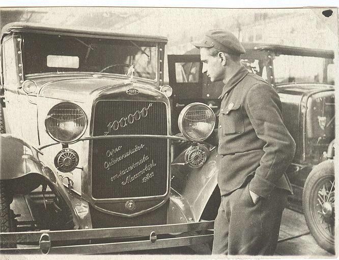 Автомобиль ГАЗ в подарок Серго Орджоникидзе, 1935 год. На фотографии, предположительно, первостроитель Горьковского автозавода, руководитель комсомольско-молодежной бригады Виктор Петрович Сорокин.