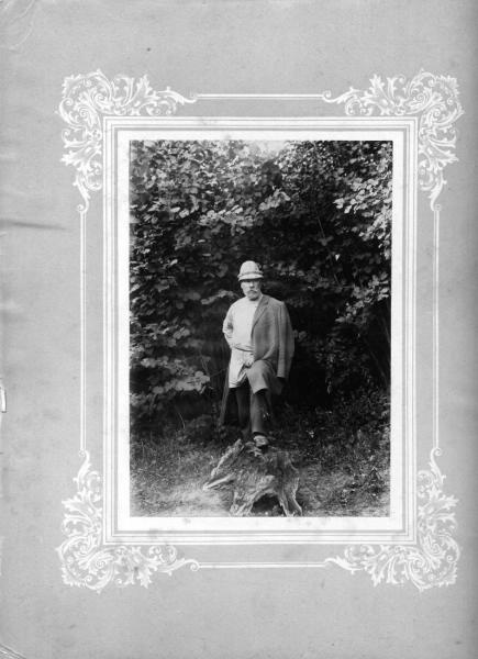 Мужчина на фоне кустов, 1900-е