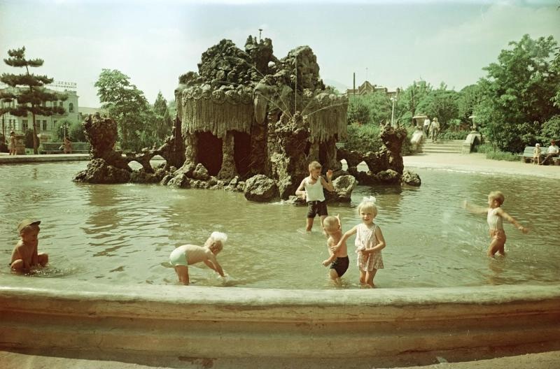 Фонтан «Сказка», 1960-е, Ставропольский край, г. Пятигорск. Выставка «На фоне фонтана» с этой фотографией.