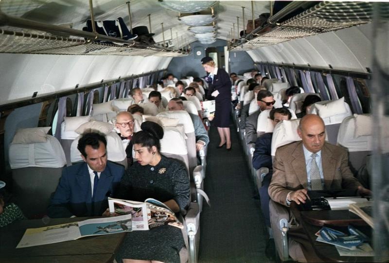 В салоне пассажирского самолета ТУ-104, 1960-е. Выставки&nbsp;«Перелет»,&nbsp;«Небо. Самолет. Девушка», «Вон из Москвы» с этой фотографией.