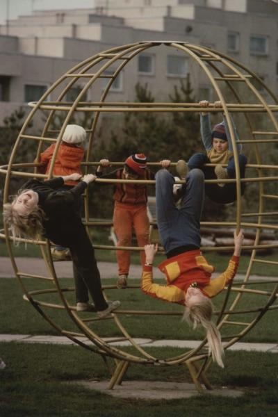 Детство, 1970-е. Выставки&nbsp;«Возвращение в детство: игровые площадки СССР»&nbsp;и «На площадке» с этой фотографией.