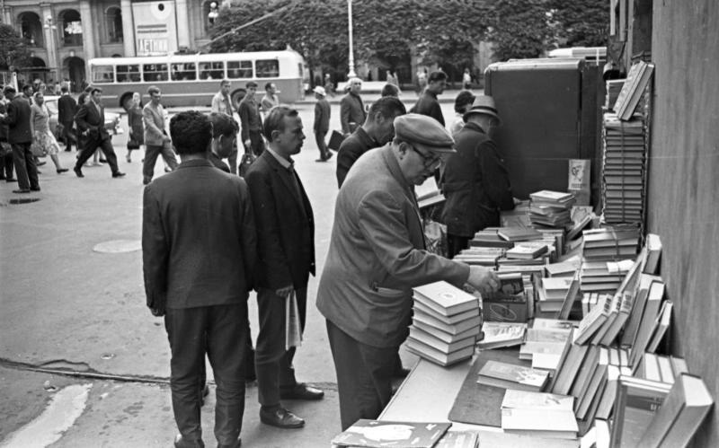Книжный развал, 1960-е, г. Ленинград