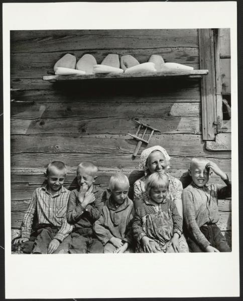Литовская семья, 1967 год, Литовская ССР, Аукштайтия. Выставка «Портреты Антанаса Суткуса» с этой фотографией.&nbsp;