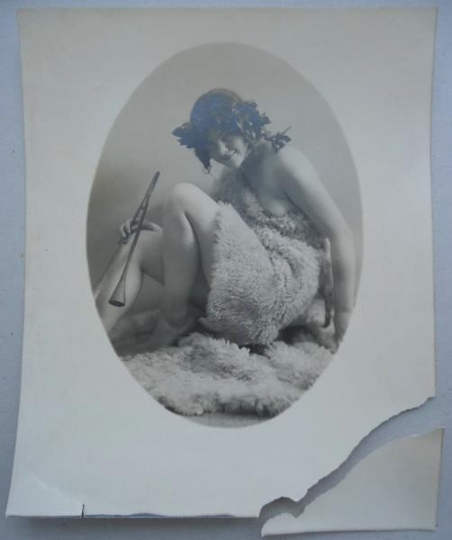 Девушка с двойным рожком, 1920-е. Выставка «К цветку цветок...» с этой фотографией.