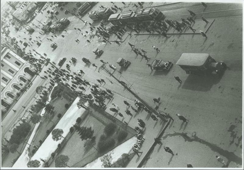 Сквер у Театральной площади, 1932 год, г. Москва. Видео «По Москве с Александром Родченко» с этой фотографией.