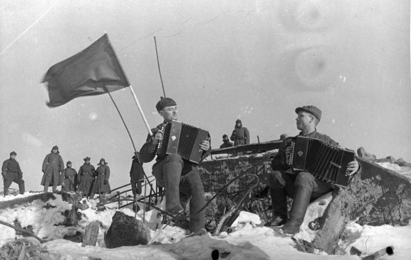 Песни под звуки гармоники на развалинах хоттинежского дота, март 1940. Видеовыставка «Забытая война» с этой фотографией.&nbsp;