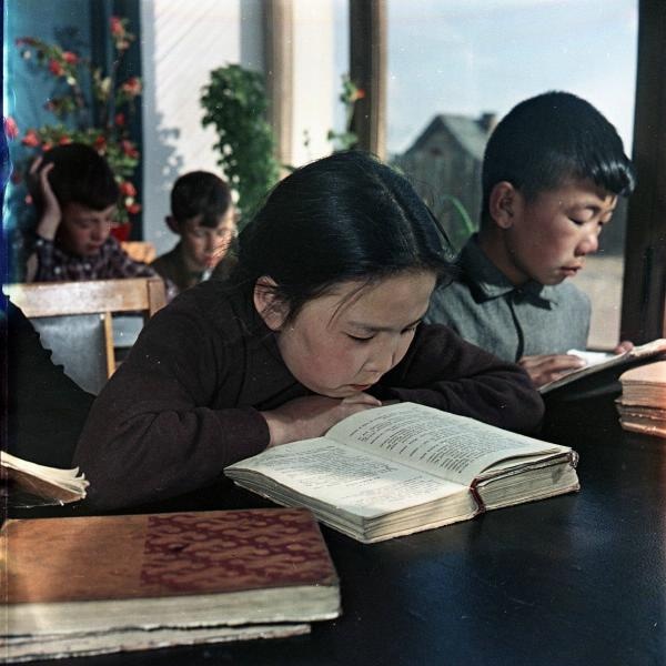 Дети в библиотеке, 1959 год, Бурятская АССР. Выставка «Самая читающая страна в объективе Всеволода Тарасевича»&nbsp;и видео «Читают все» с этой фотографией. 